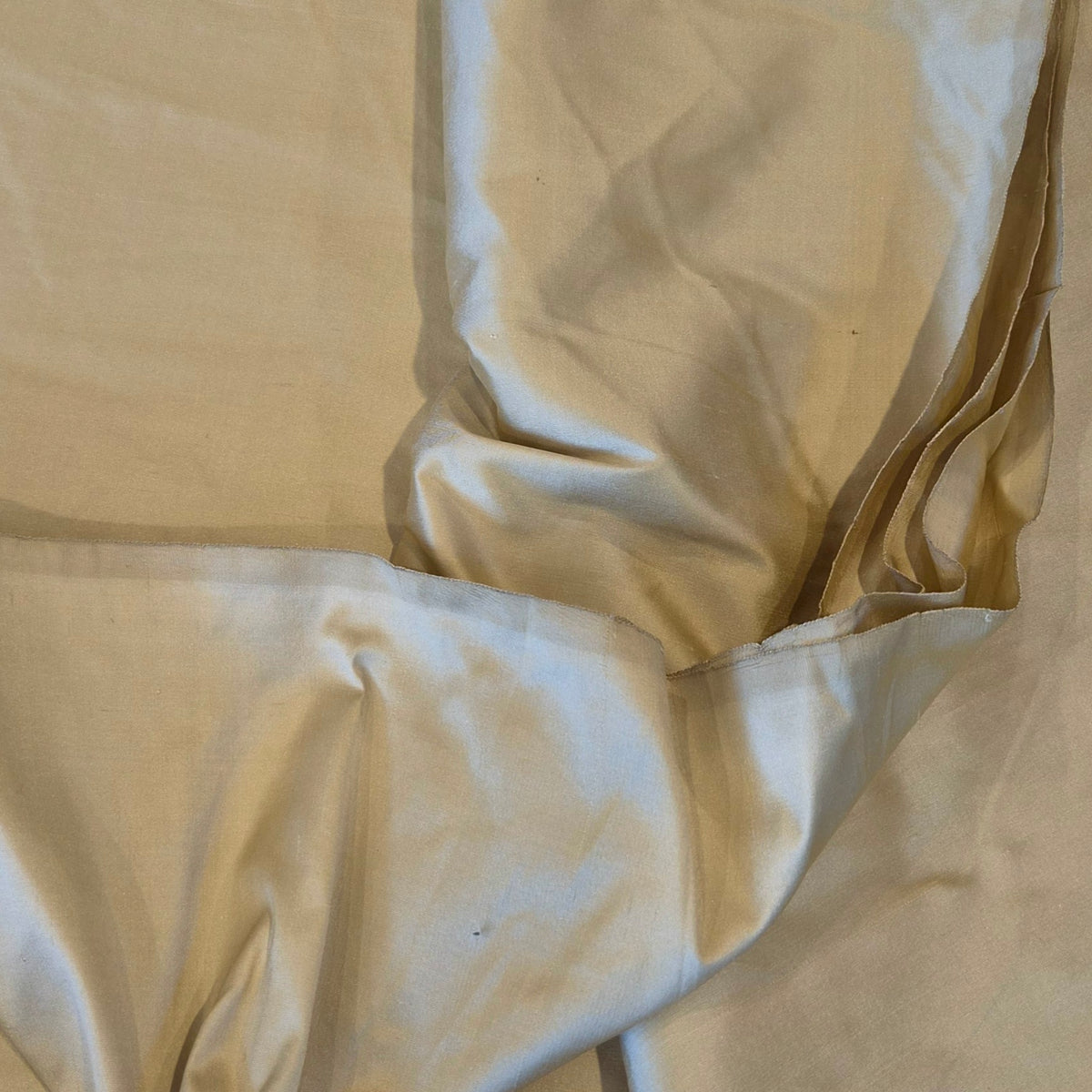 4m Pale gold silk duipon