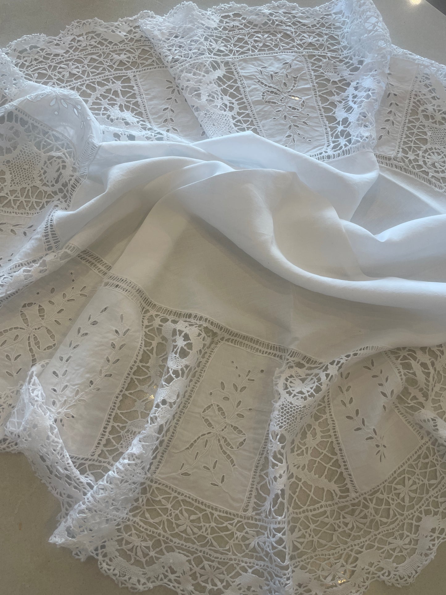 Round crochet edge embroidered table cloth