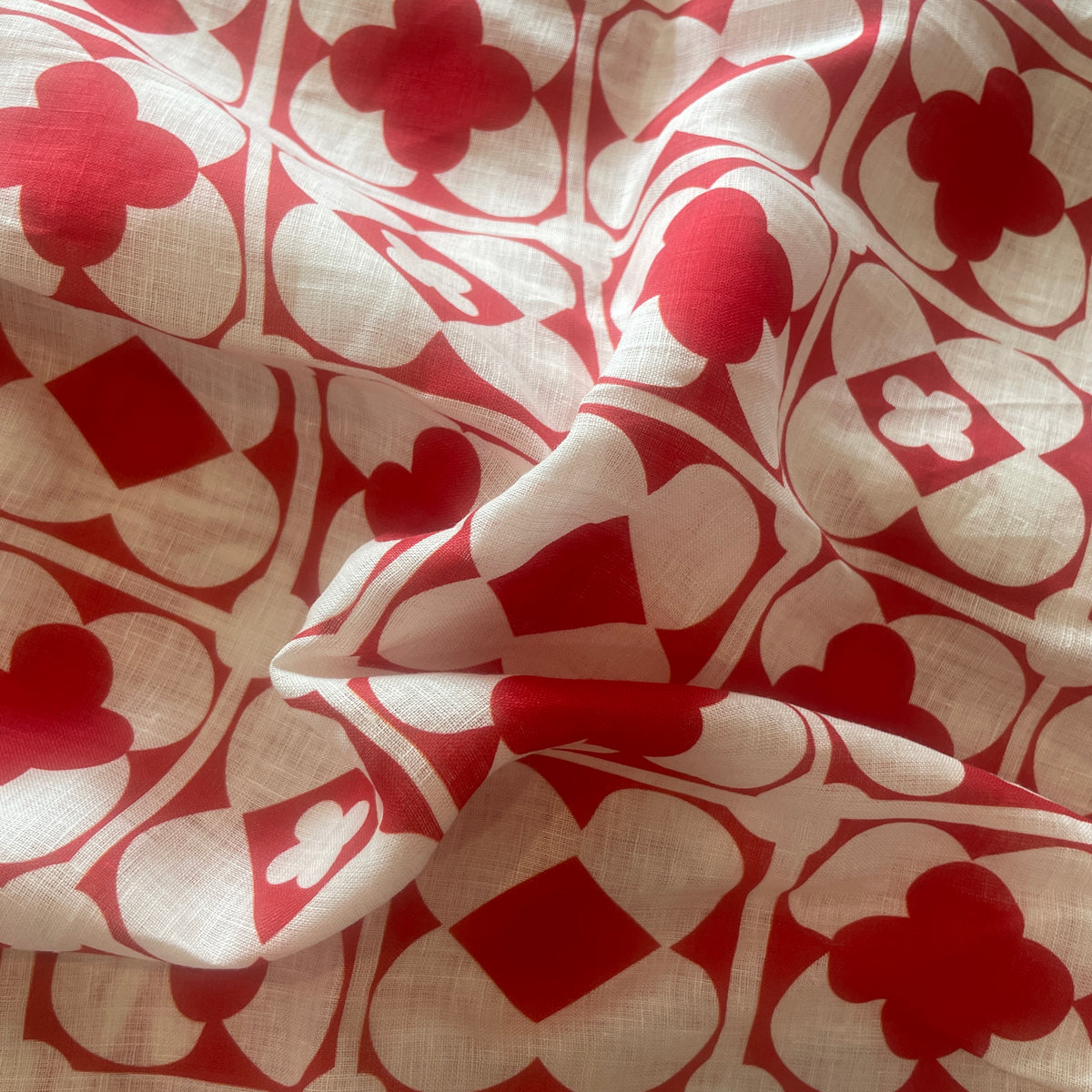 70cm red spades linen