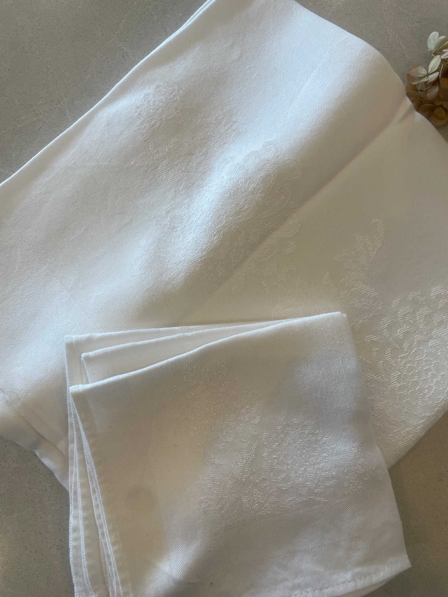 vintage damask table cloth and 4 napkins