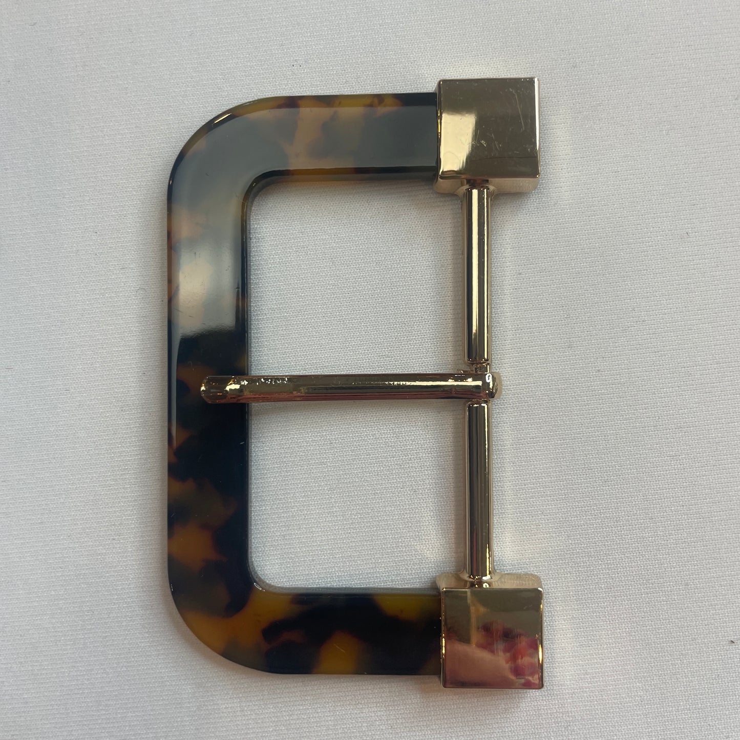 D shaped buckle with tortoise shell resin