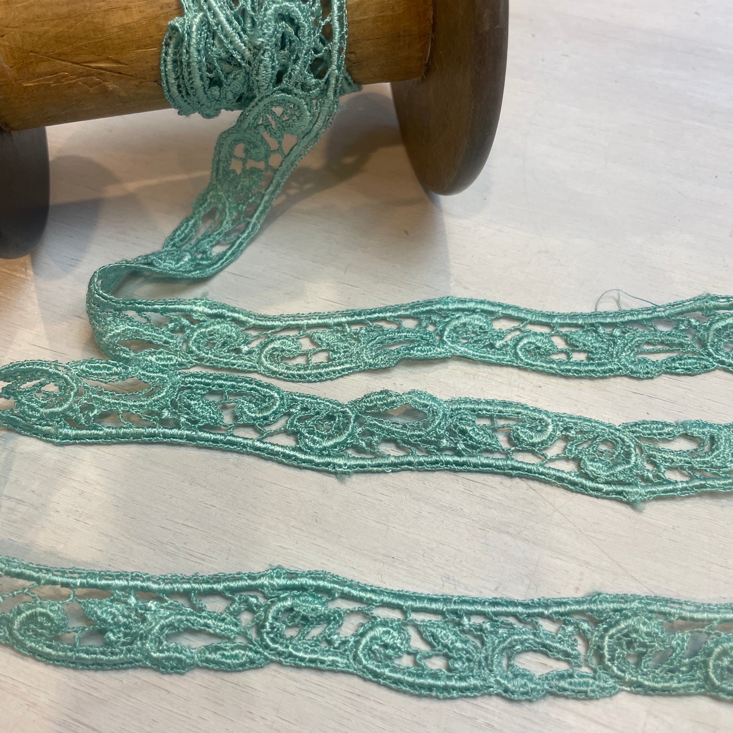 Bright Spearmint Fleur Guipure Trim