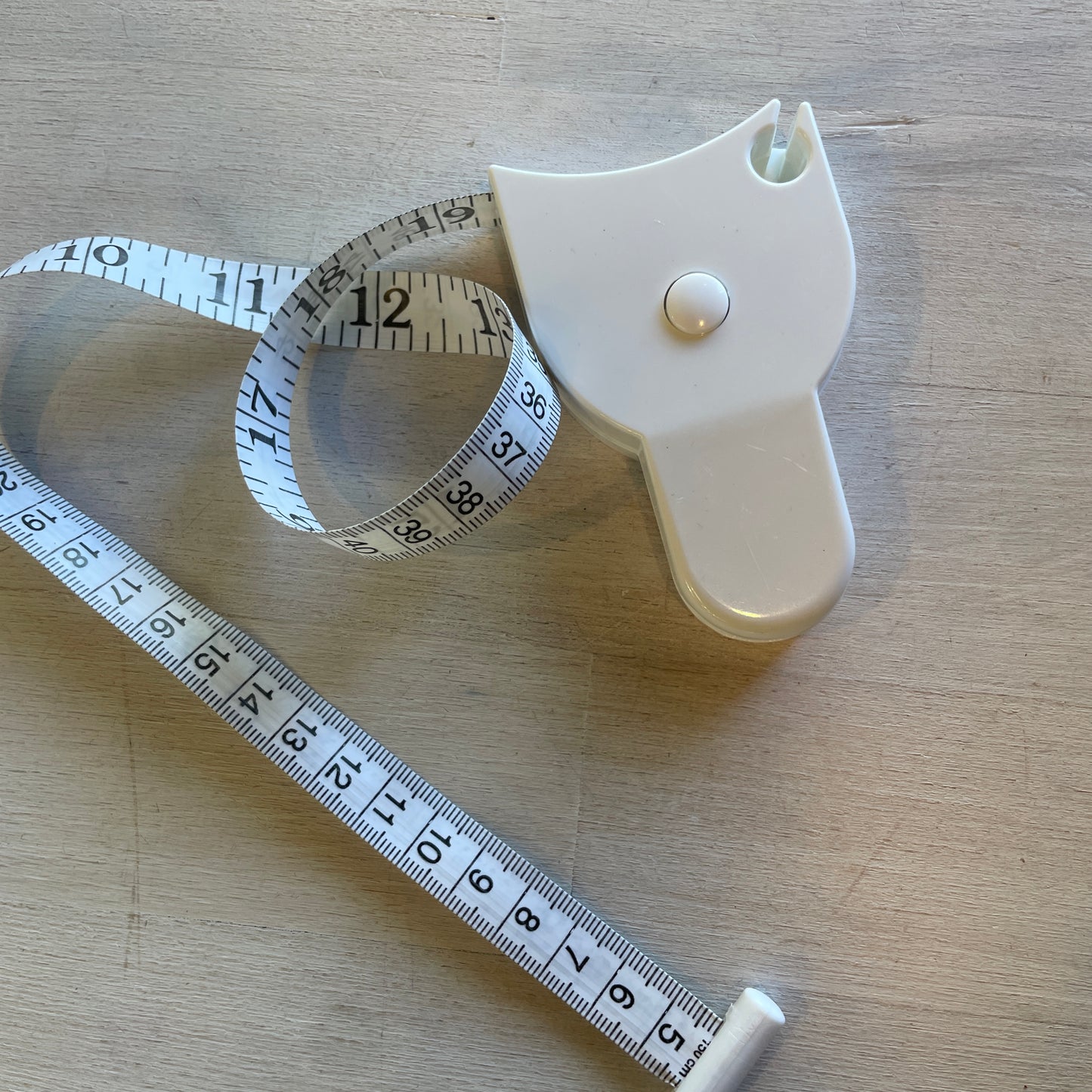 Self measuring tape