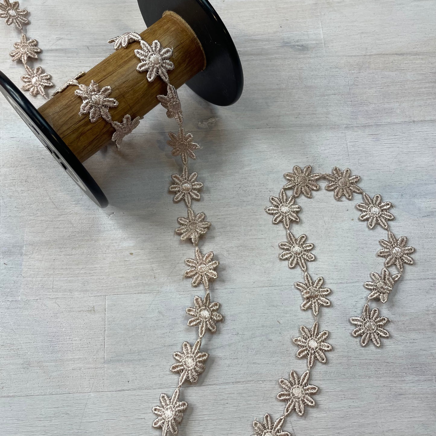 Daisy Garland mocha Trim