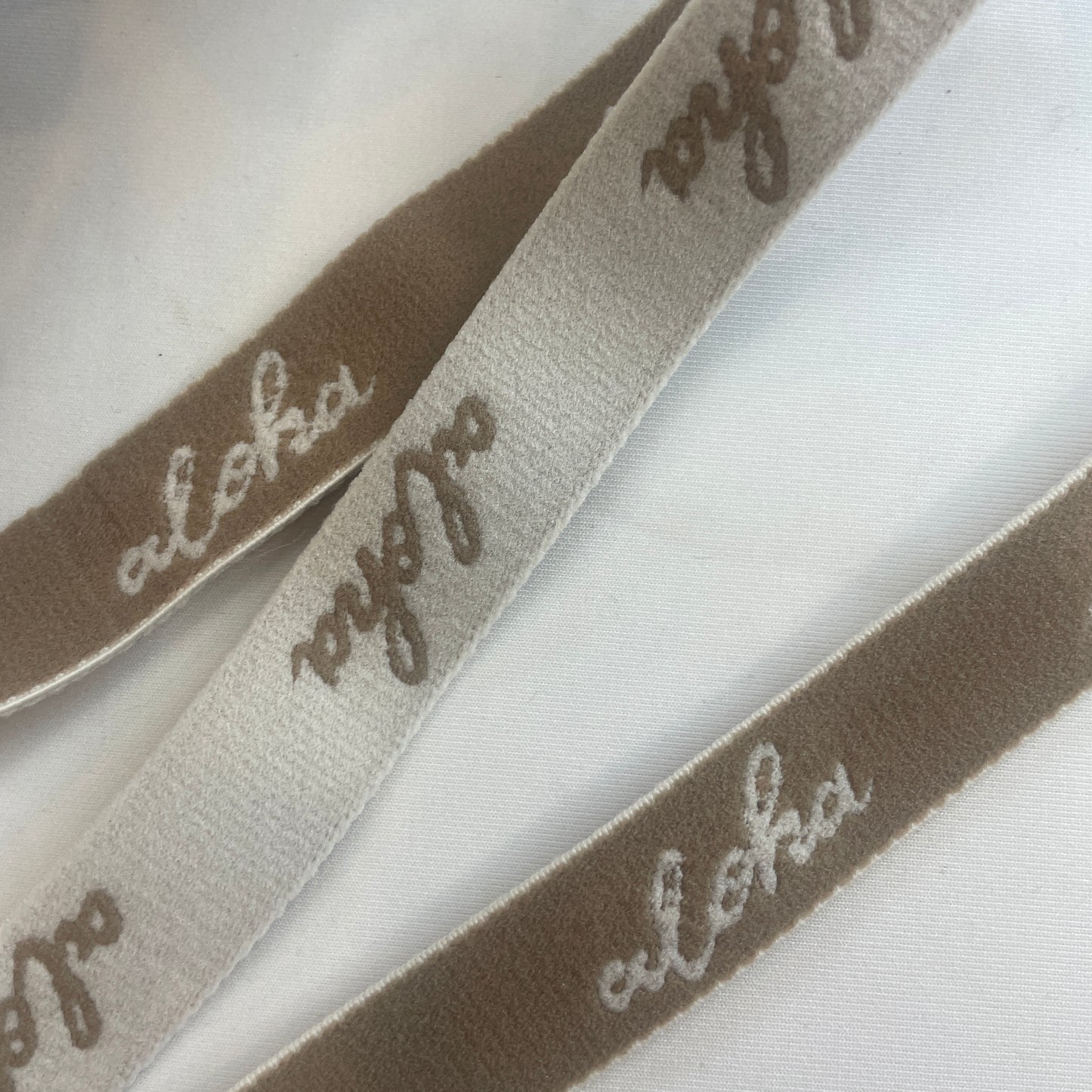 Aloha plush soft strapping mocha