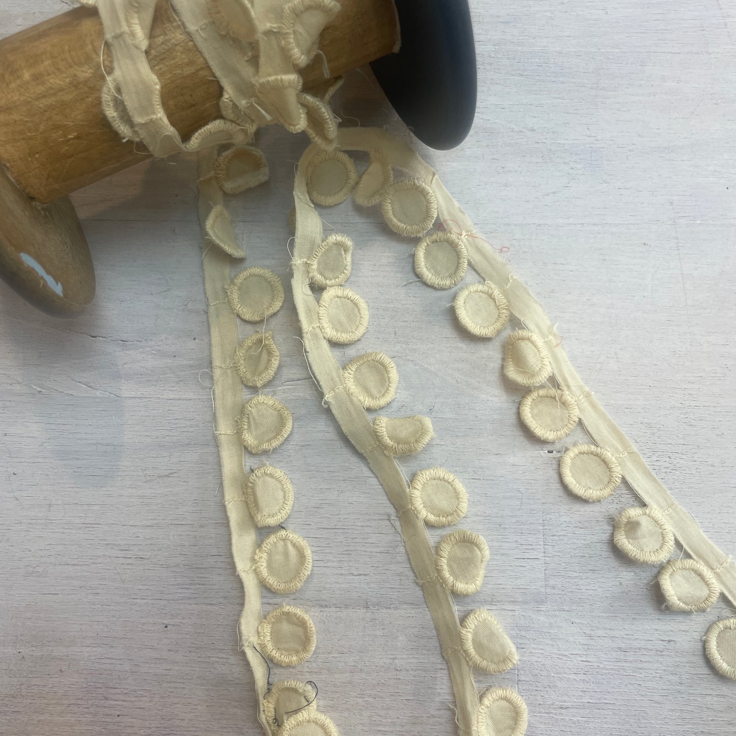 buttercream droplet edging trim