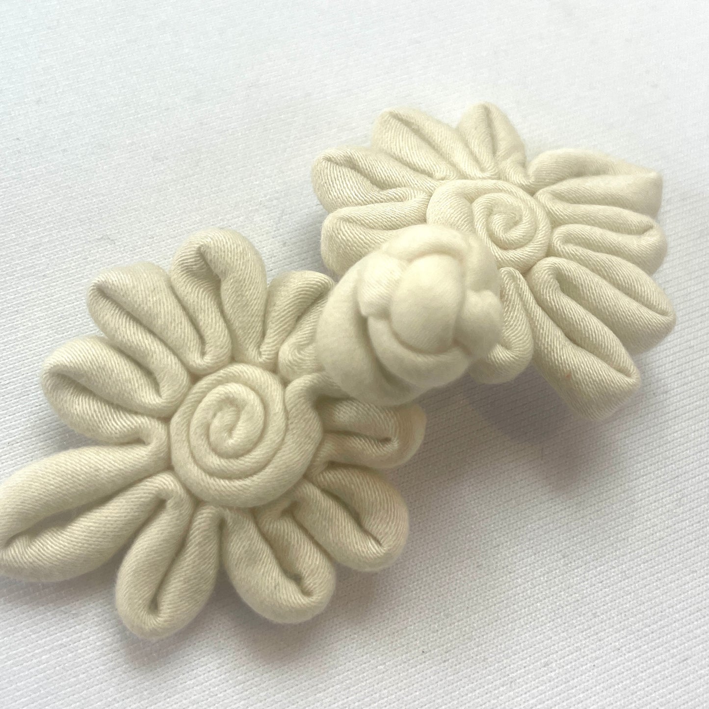 Stone sateen frog closure