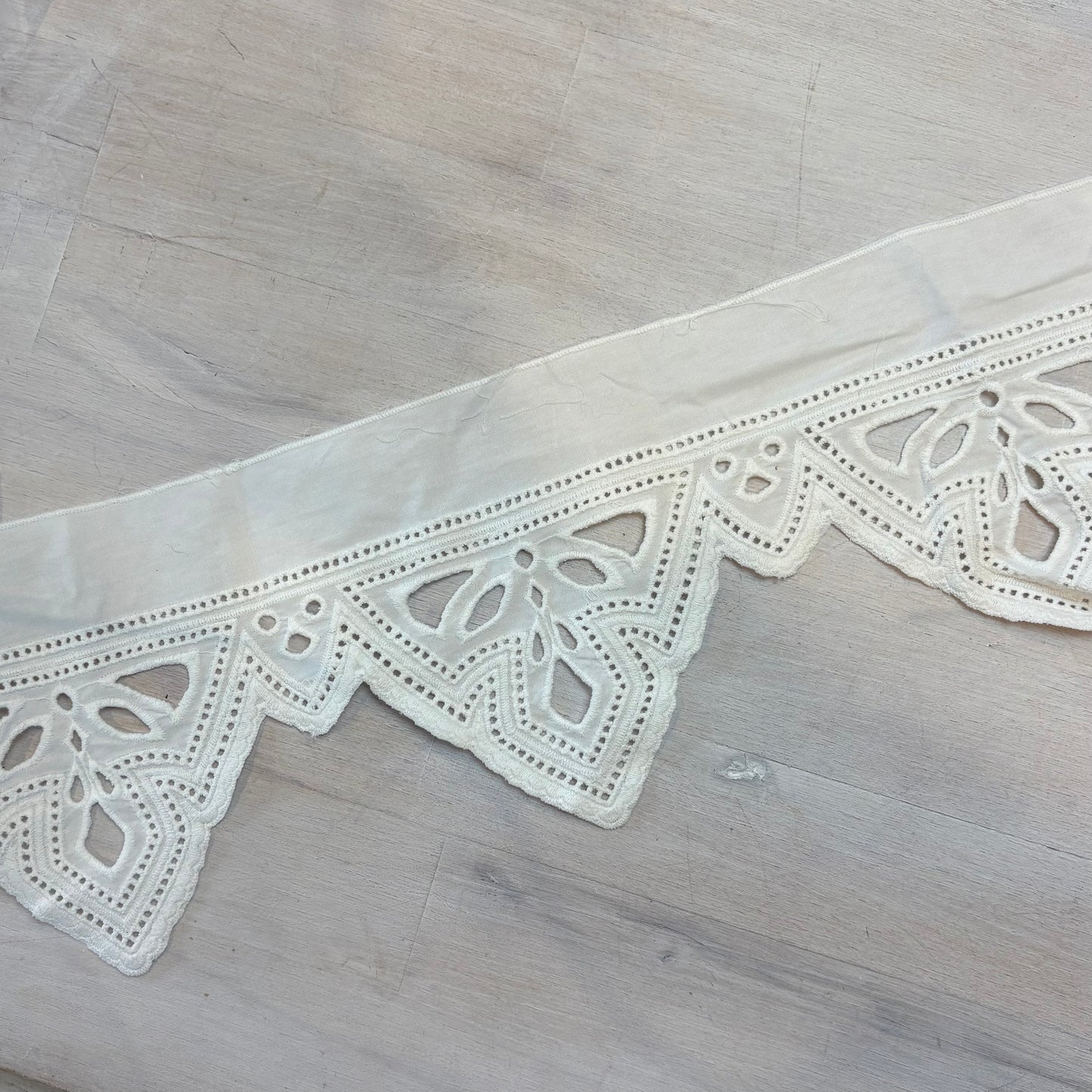 80cm Cotton White Peaks Broderie Trim