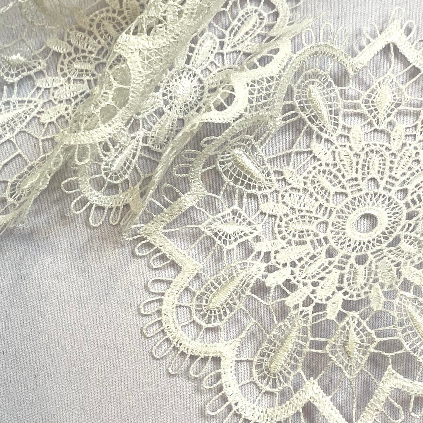 Single snowflake Trim white