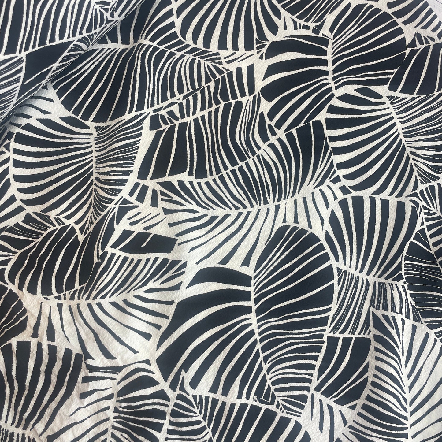 Jungle leaf black seersucker
