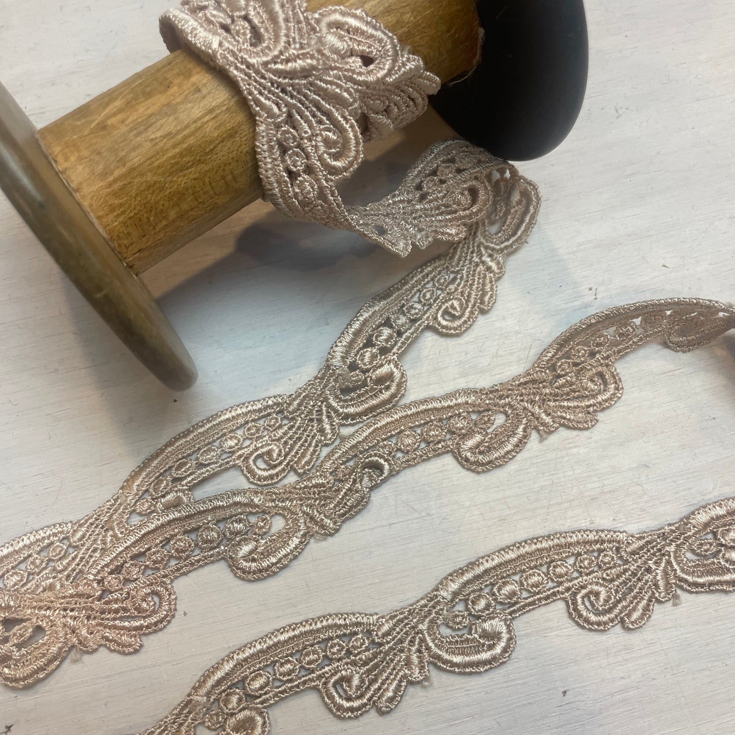 Mocha Fleur Edging Guipure Trim