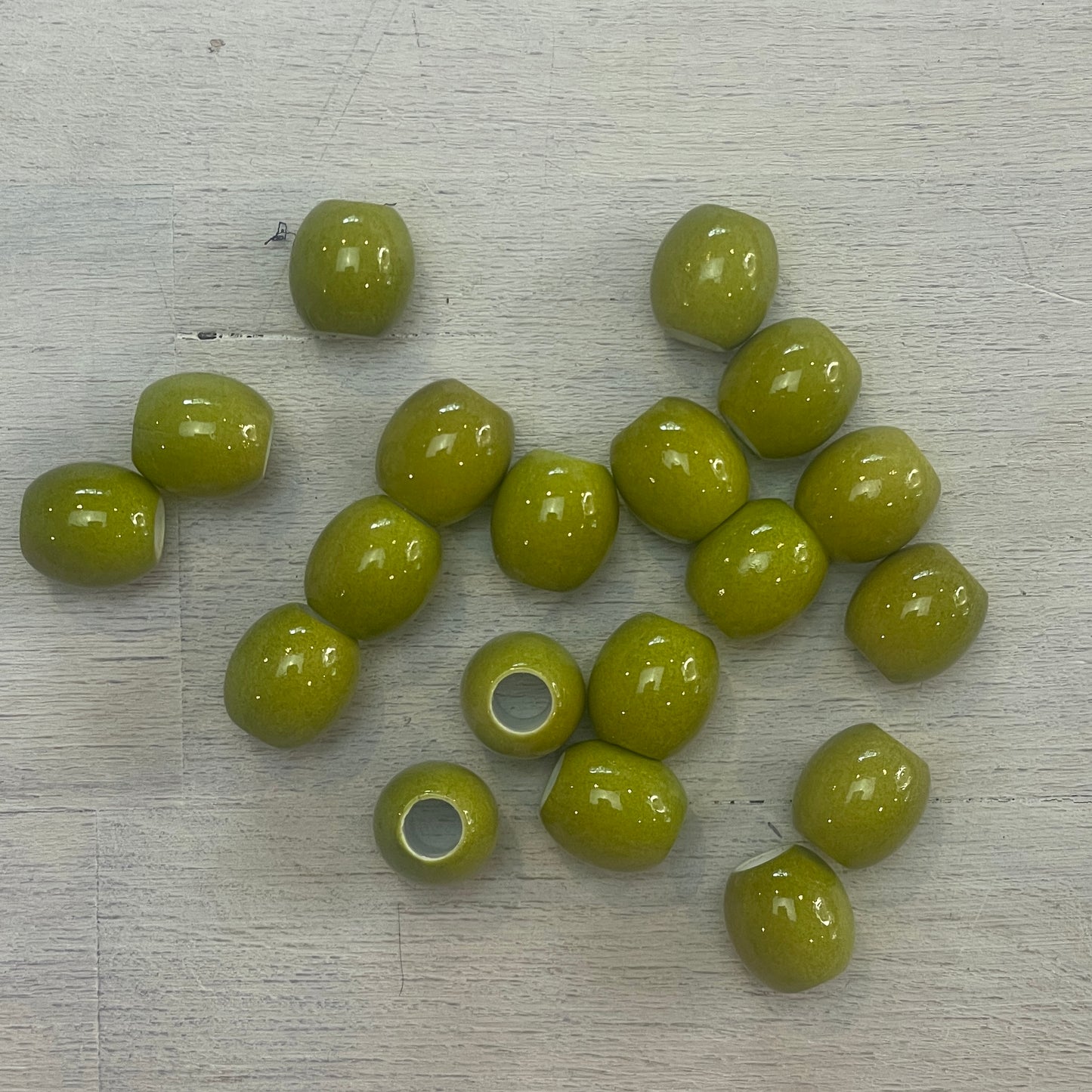 Avocado toggle beads 20 pack