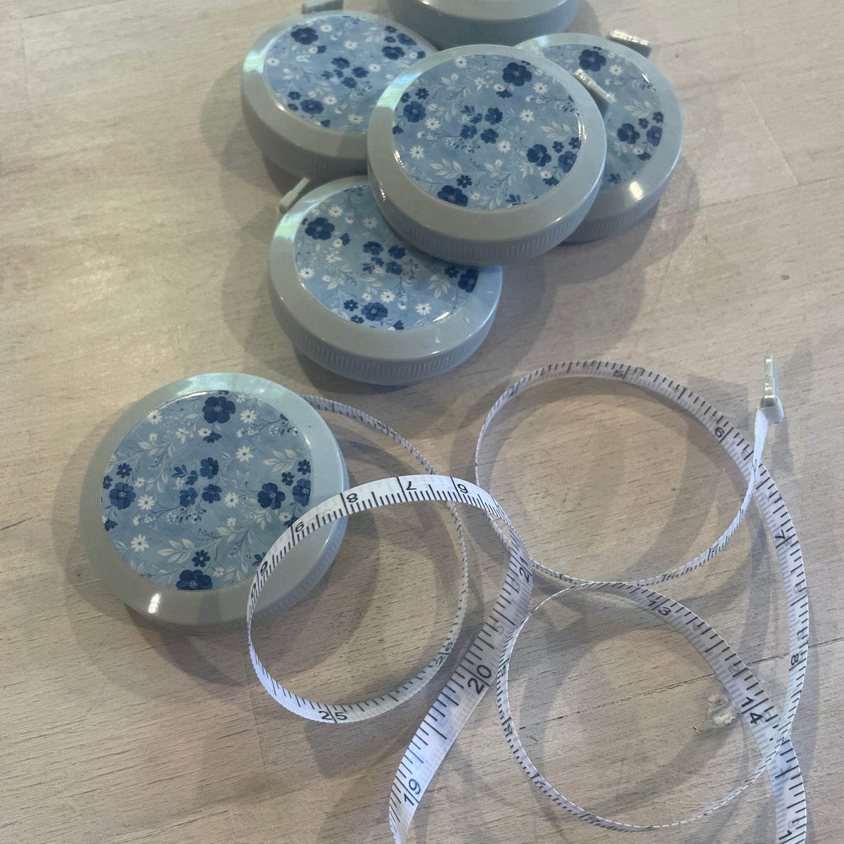 Retractable tape measure blue floral