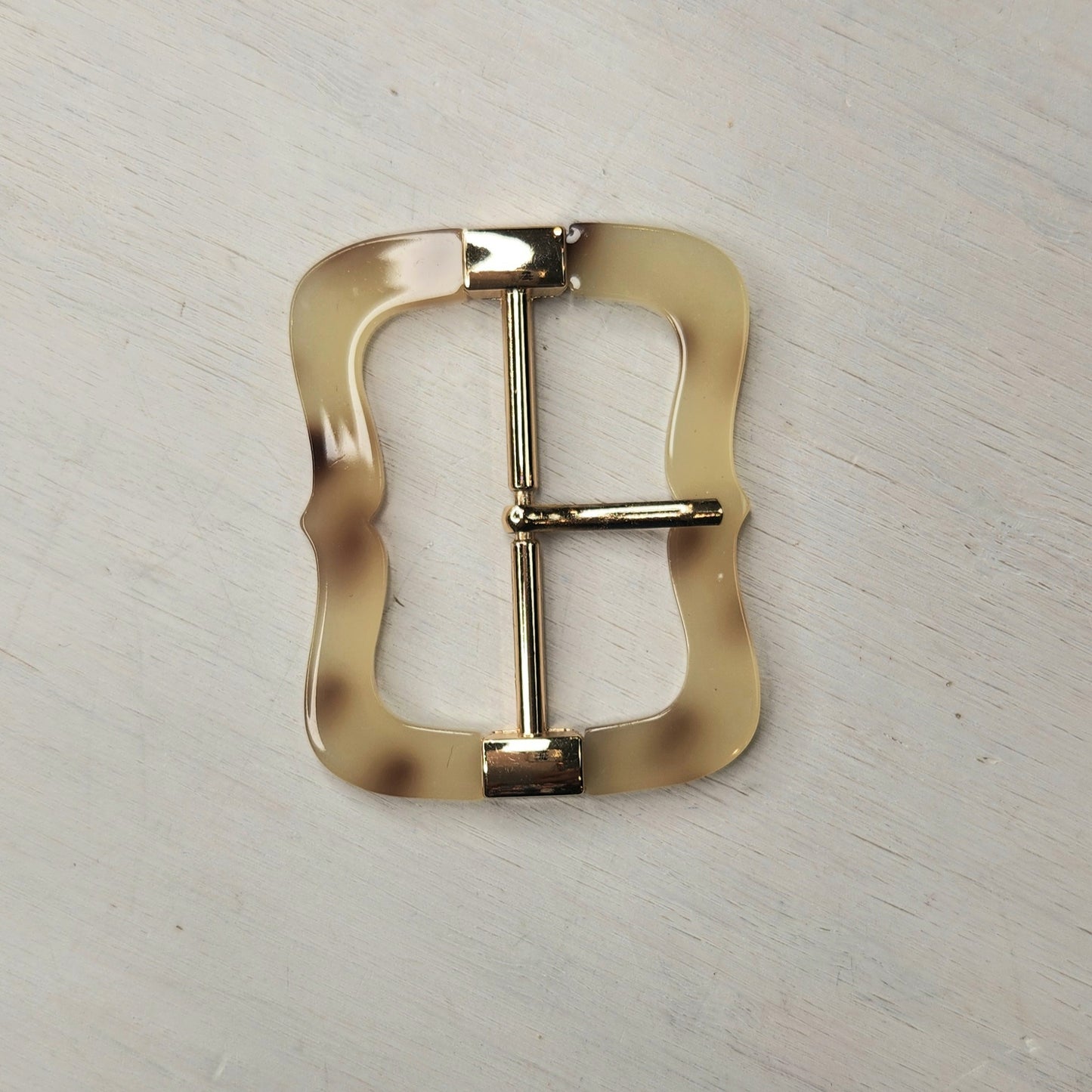 Baroque resin buckle