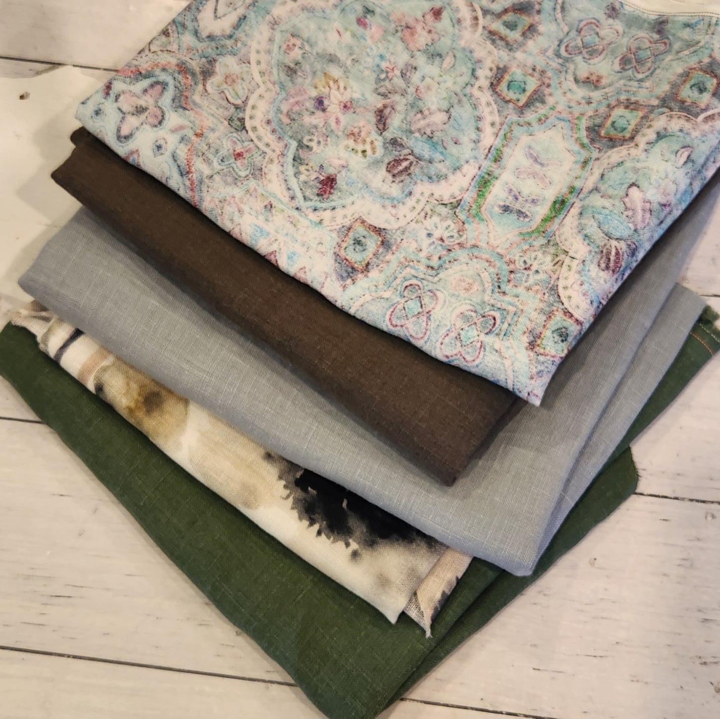 32. 5 pieces assorted linen