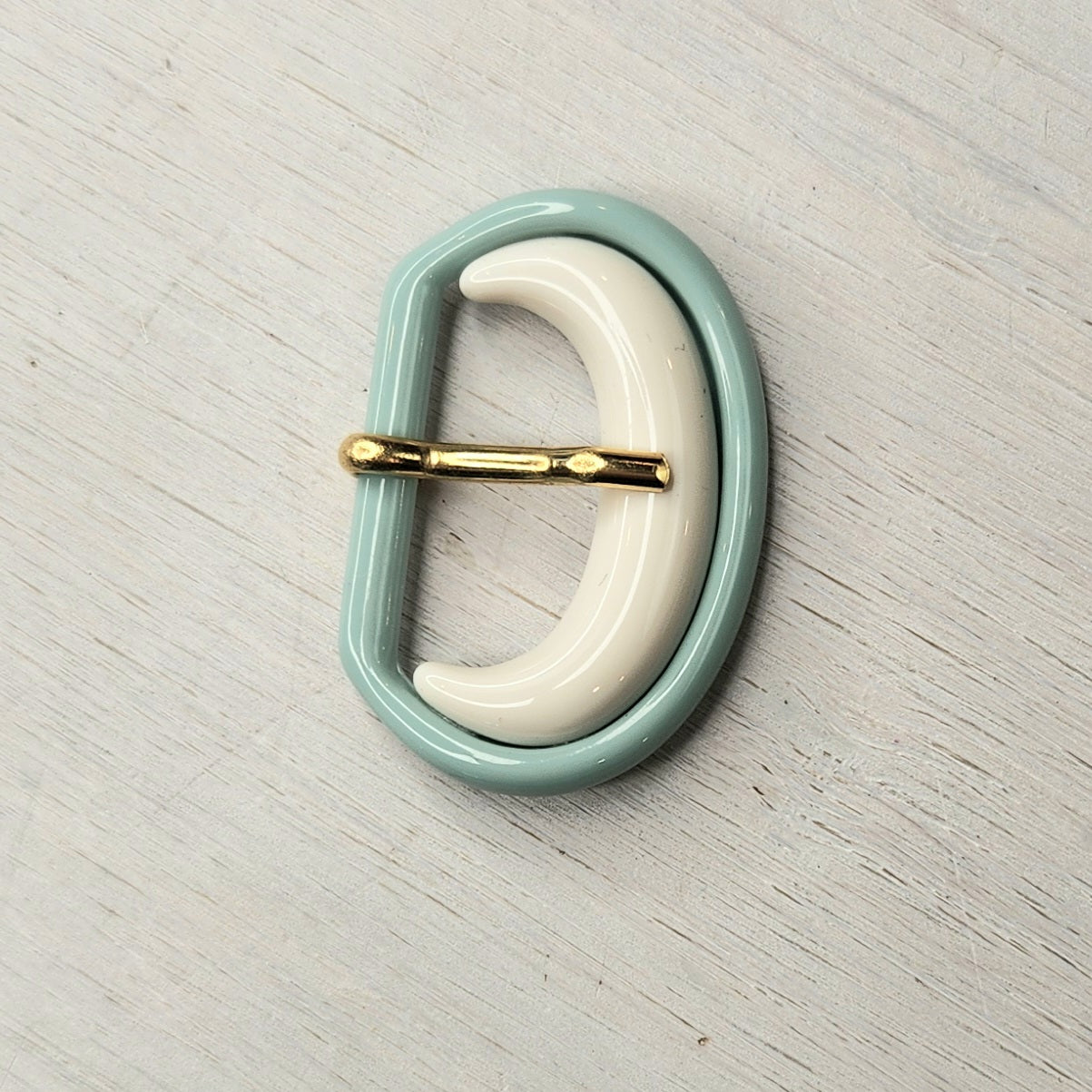 Vintage shape resin buckle