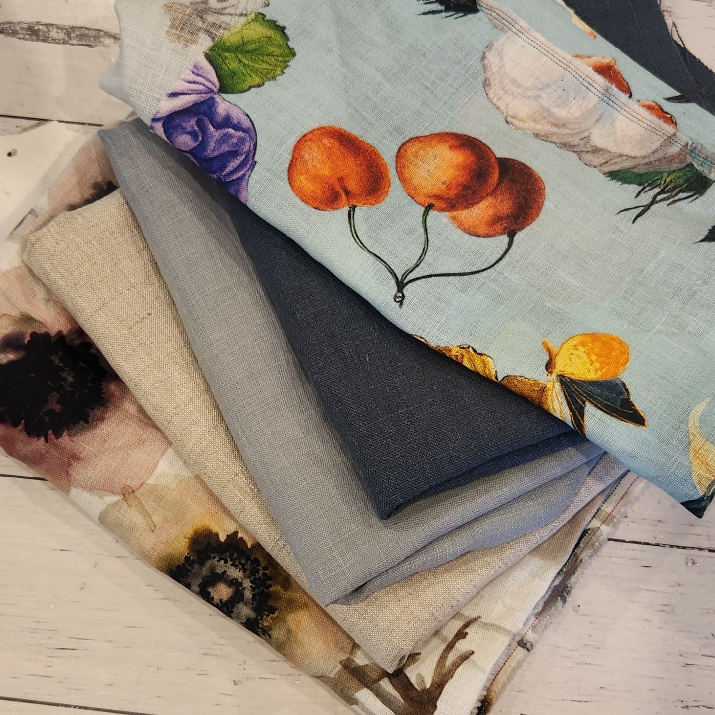 23. 5 pieces assorted linen