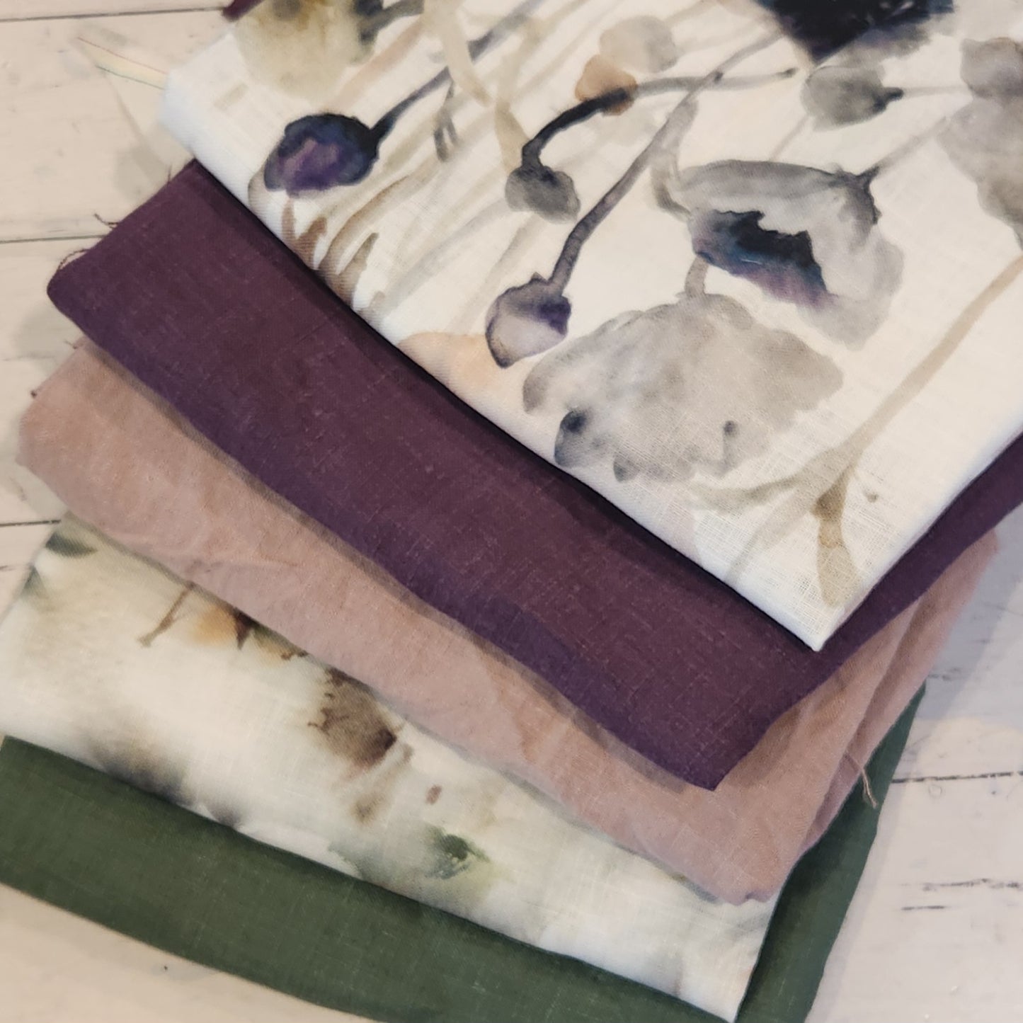 34. 5 pieces assorted linen