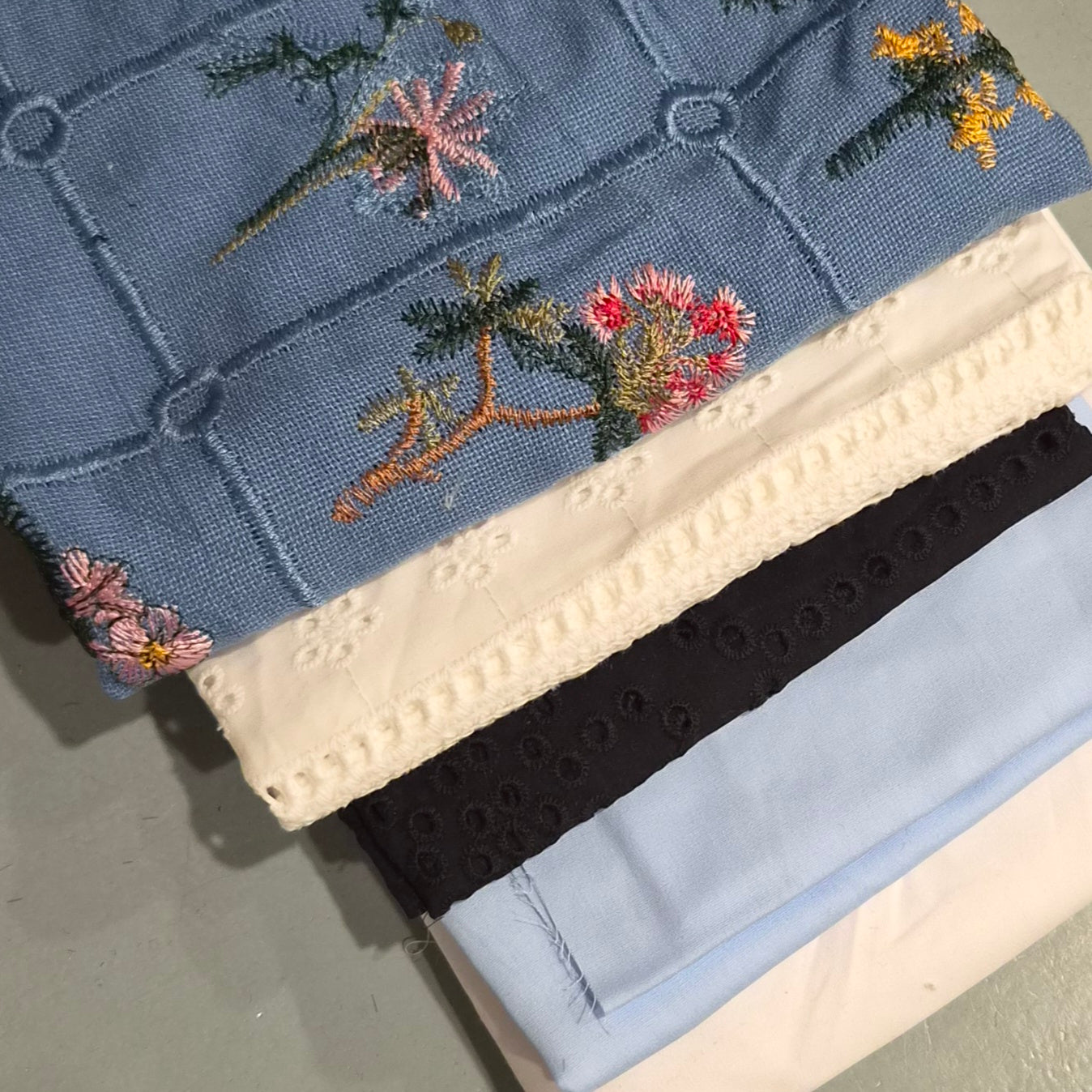 29. 5 pieces assorted cotton broderie,shirting