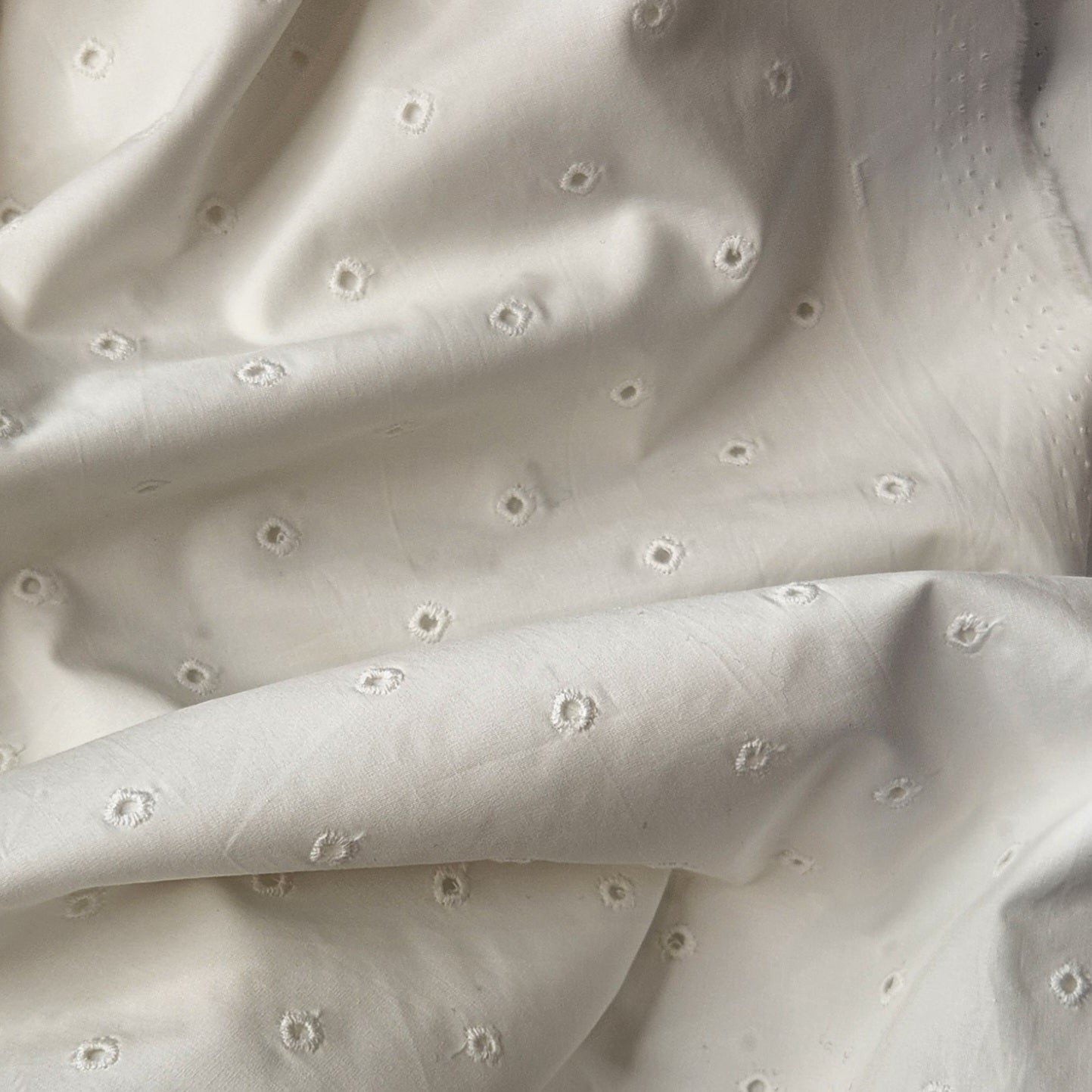 2m White hail spot cotton broderie