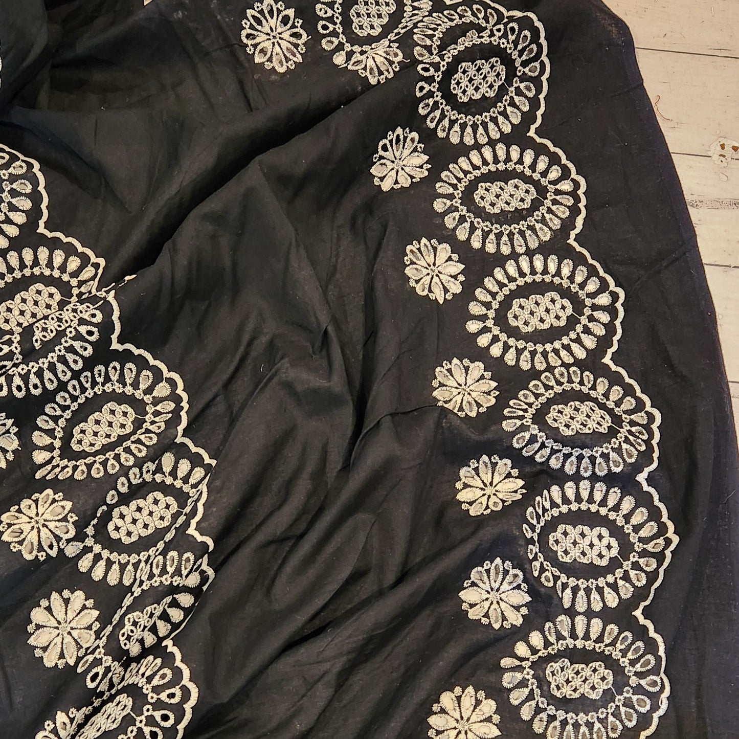 Sara Embroidered broderie