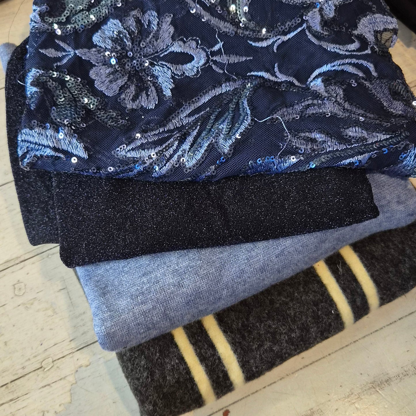 160. 5 pieces assorted fabrics lurex polyester and viscose knits