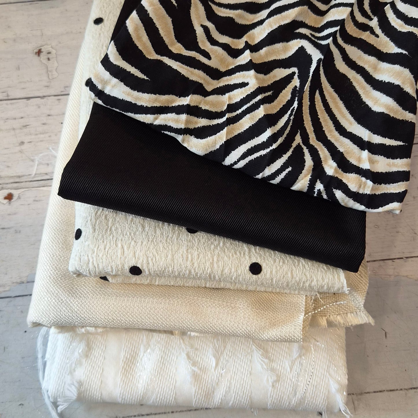 141. 5 pieces assorted fabrics silk twill linen and brocade