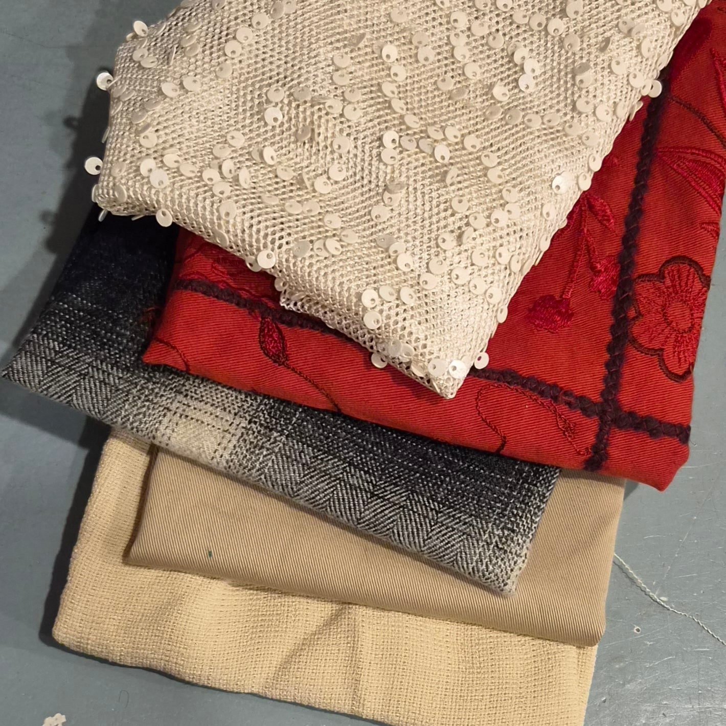 16. 5 pieces assorted cotton and viscose fabrics