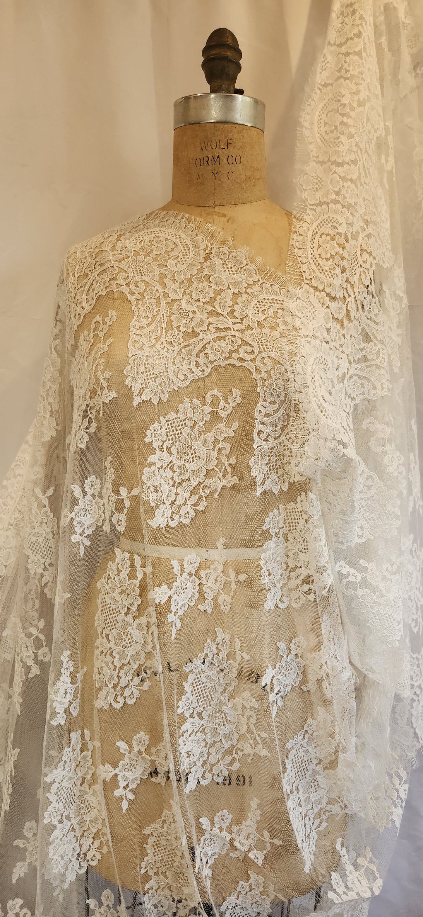 Maybel ivory French chantilly lace