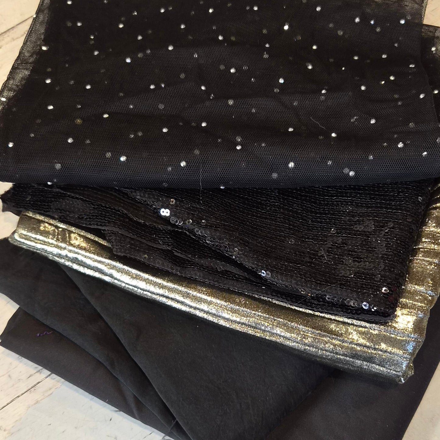 133. 5 pieces assorted sequin mesh, lurex and taffeta