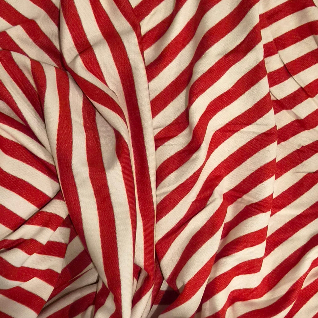 2.6m Red and white viscose knit