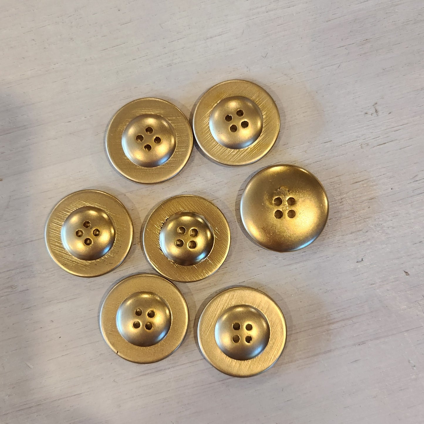 Gwen matt gold button