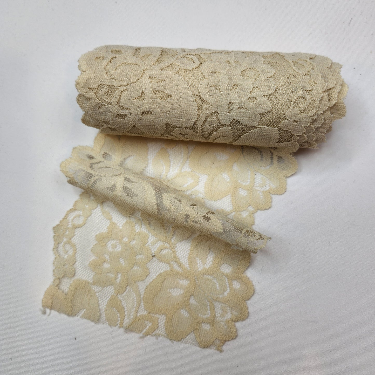 5.5m Buttercream vintage rose lace