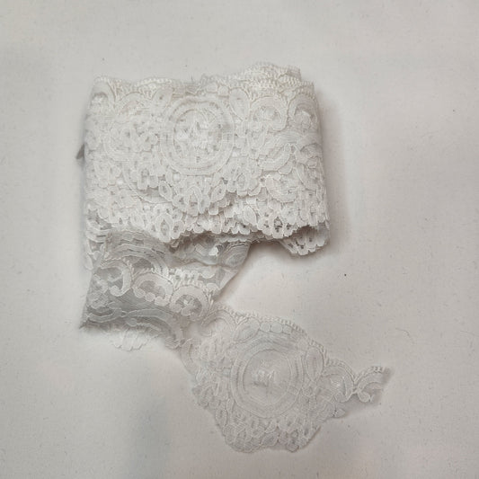 5m White mirrors scalloped lace