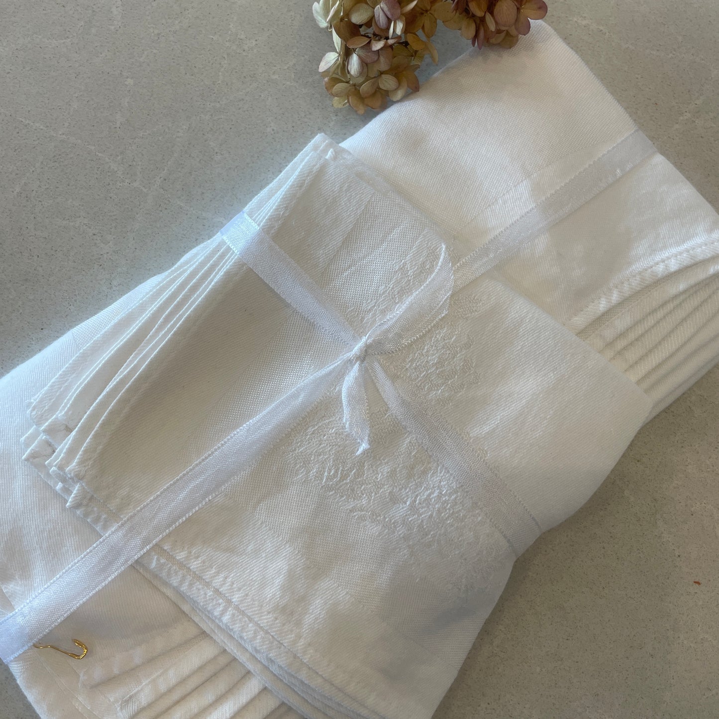 vintage damask table cloth and 4 napkins