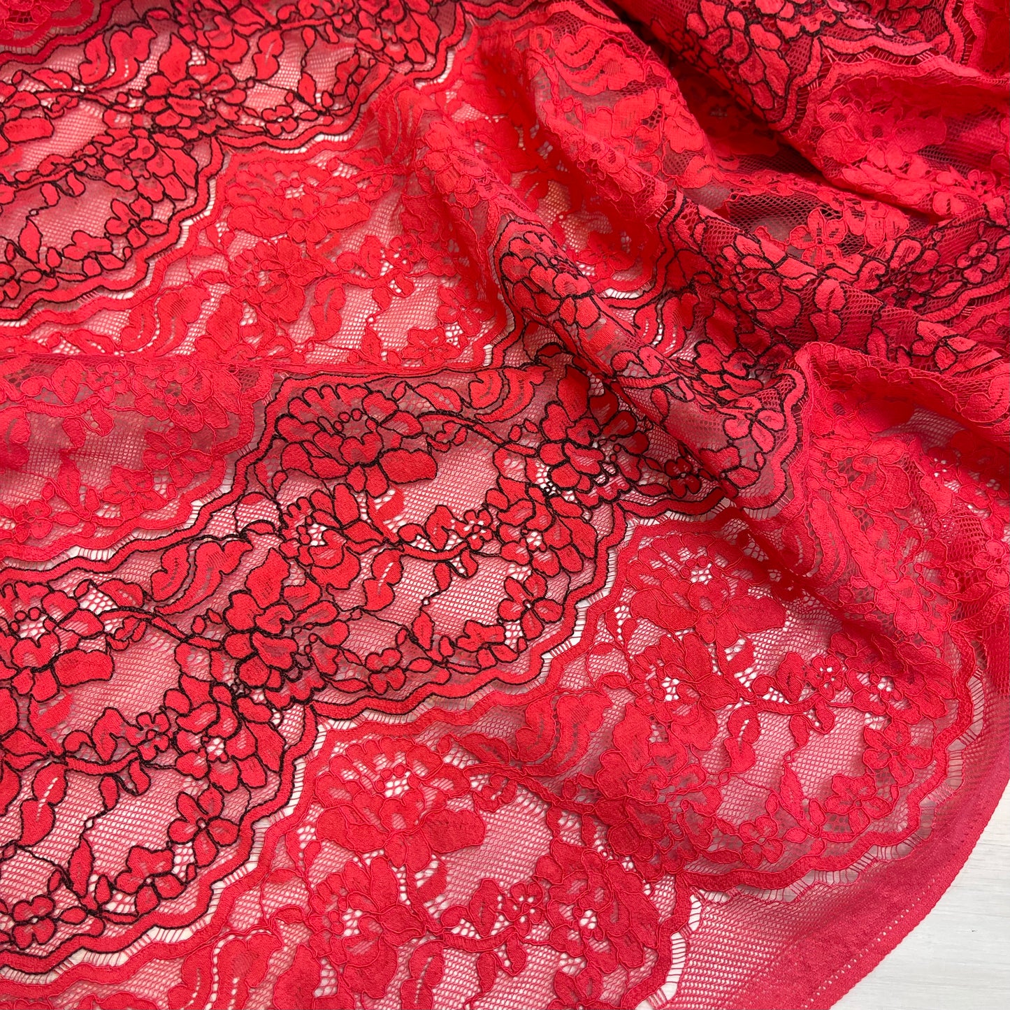 1.5 m red lightweight scallop lace