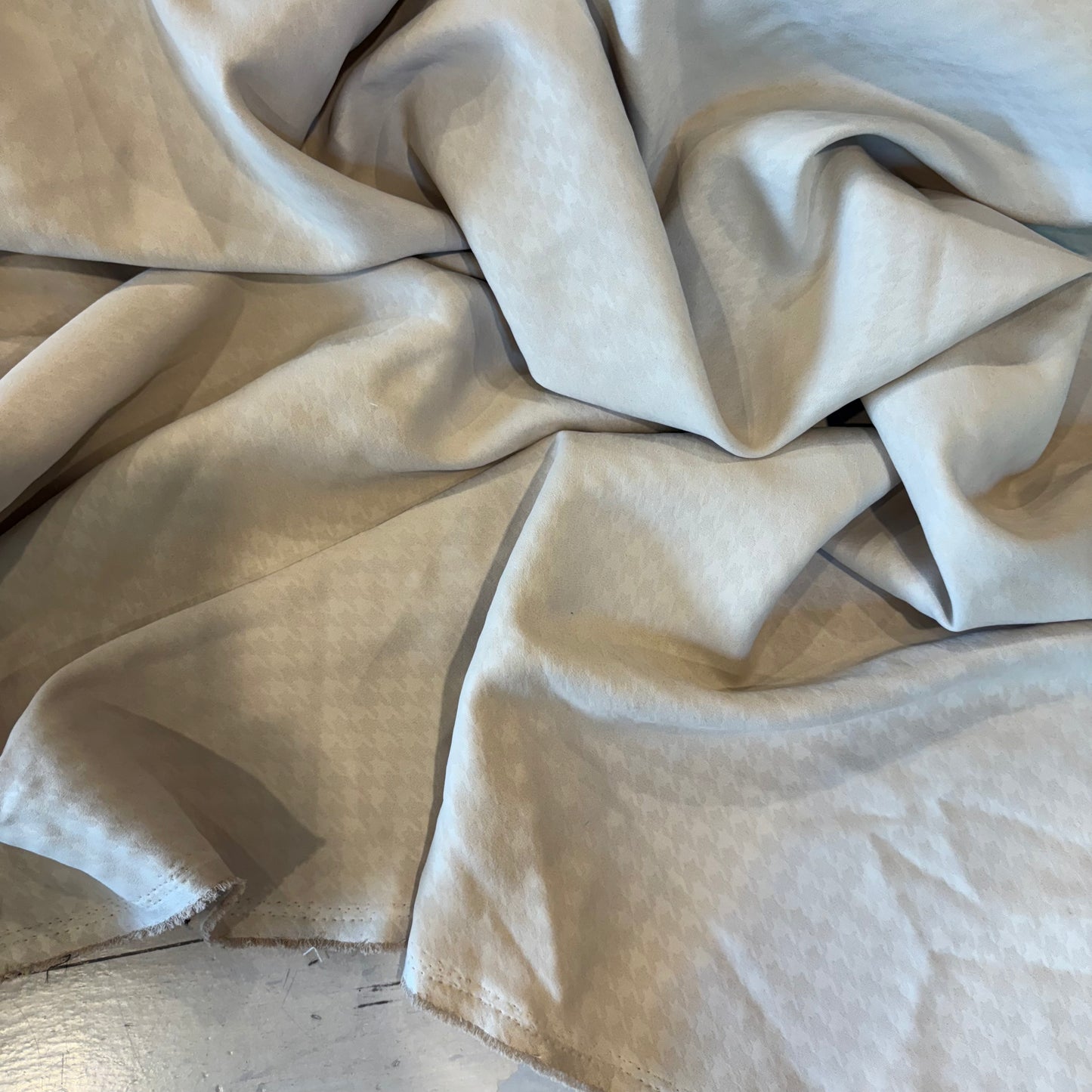 1.5m Buff Houndstooth Sueded Suiting