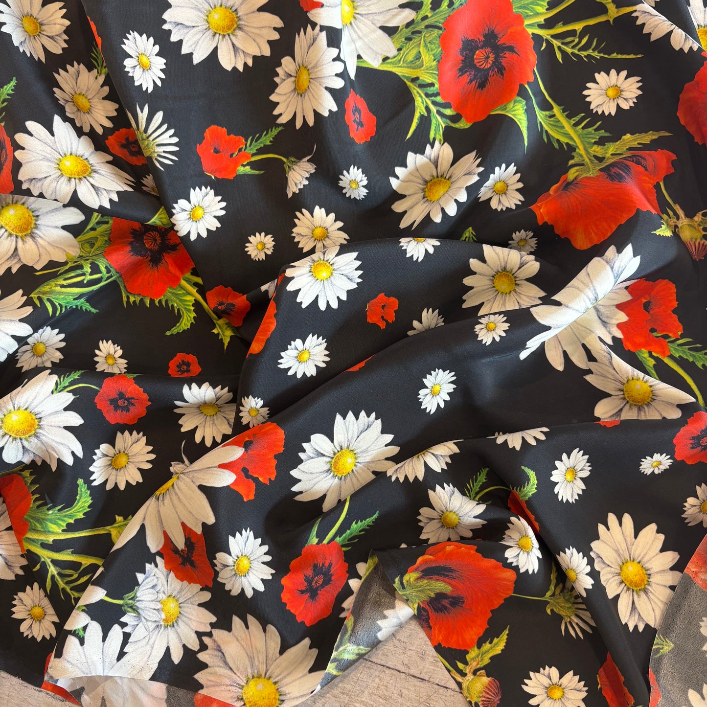 2.5m Poppies and daisies Italian silk crepe de chine