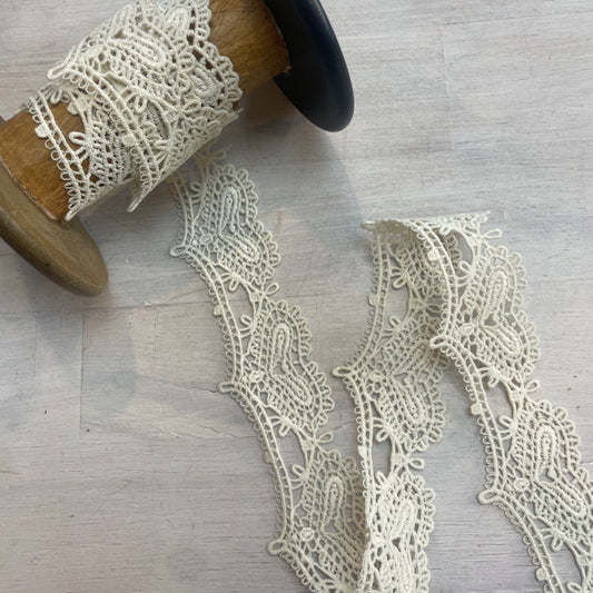 Cream heart scallop trim
