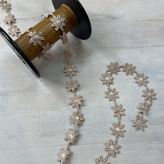 Daisy Garland mocha Trim