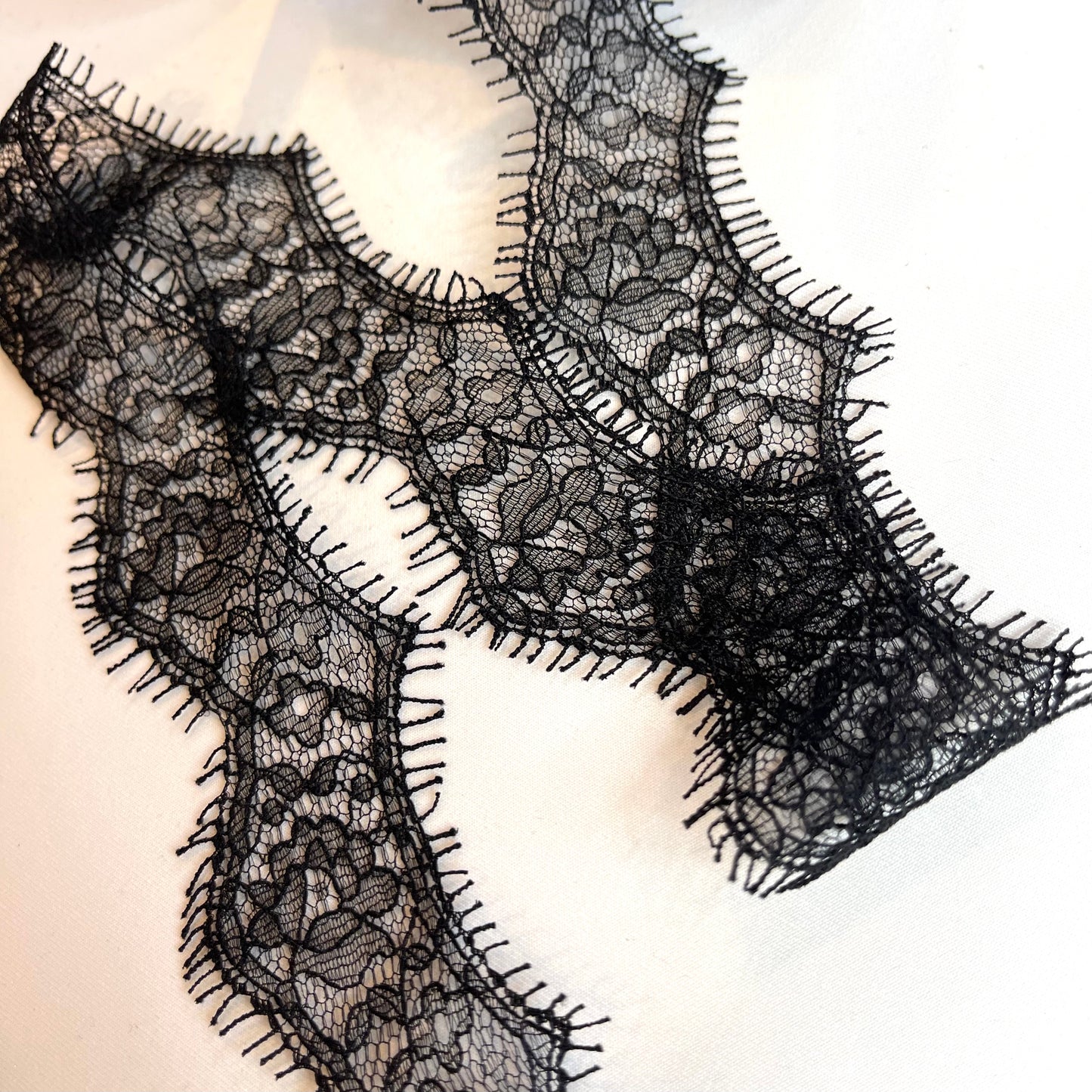 Arlow Black Scallop Chantilly Lace