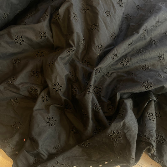 *SECOND Black daisy sprinkle broderie