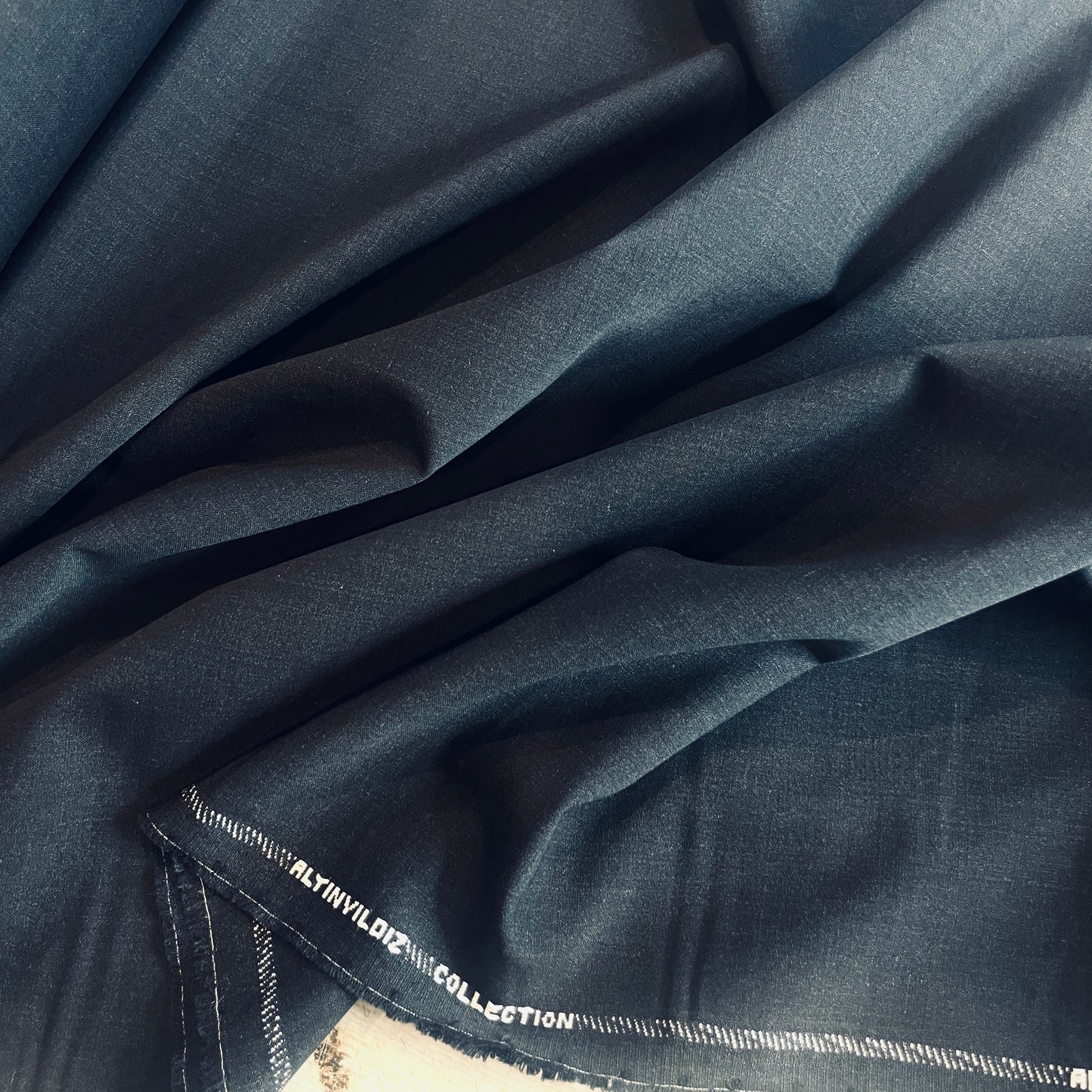 Altinvildiz collection deep charcoal stretch wool suiting
