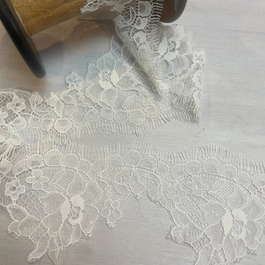 Winnie white Chantilly scallop Lace