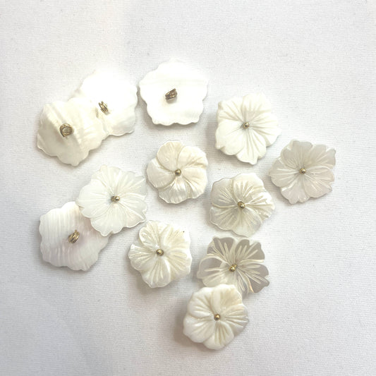 Mother of pearl shell flower button