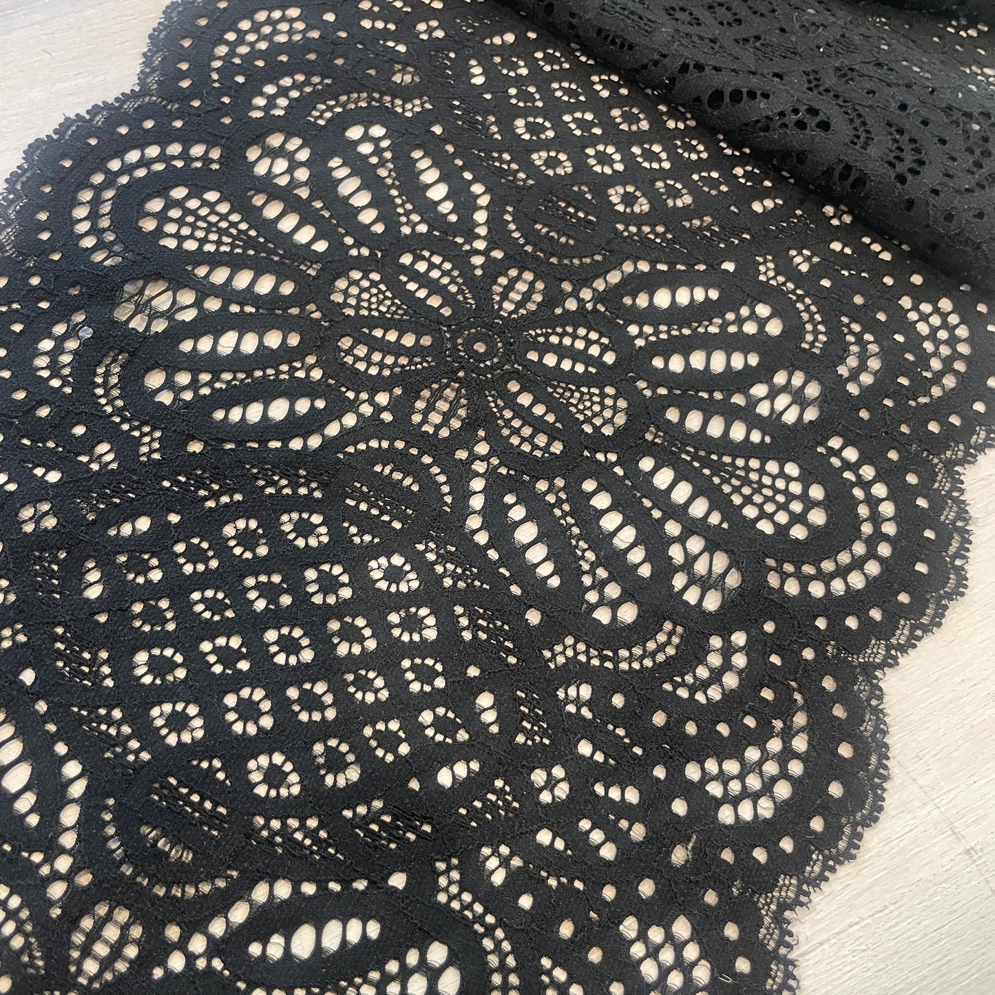 Black medallion 23cm  stretch lace