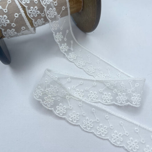 Ditsy Daisy White 25mm Embroidered Edging Lace