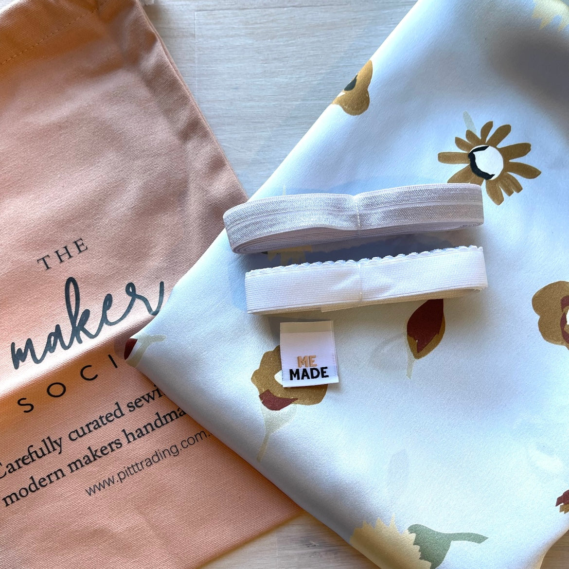 Falling flowers satin Isabel sleep set kit