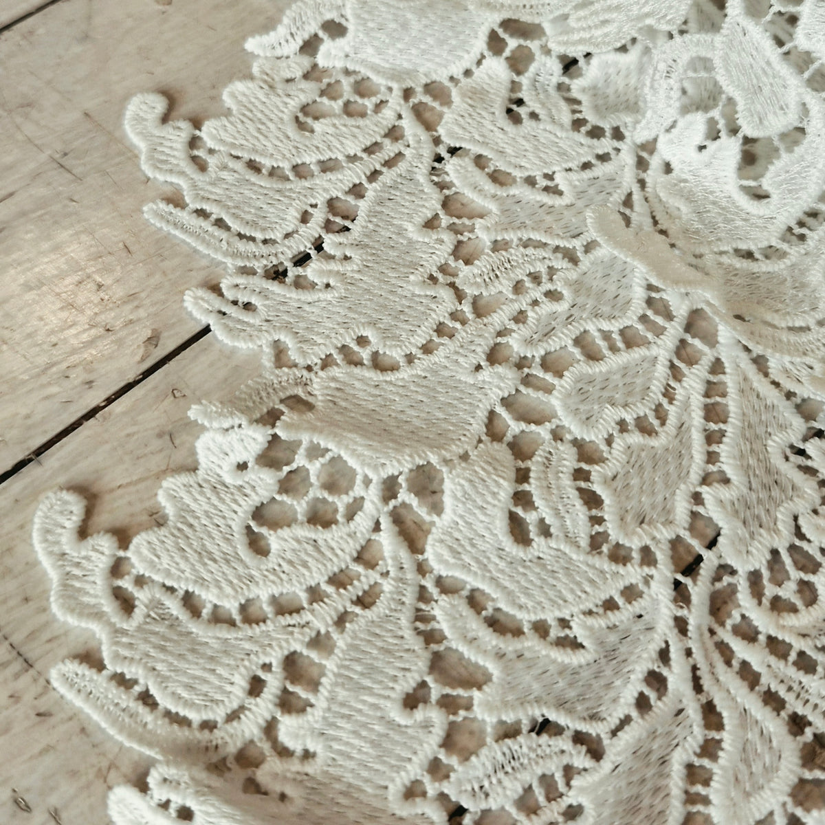 Leaves entwined guipure lace