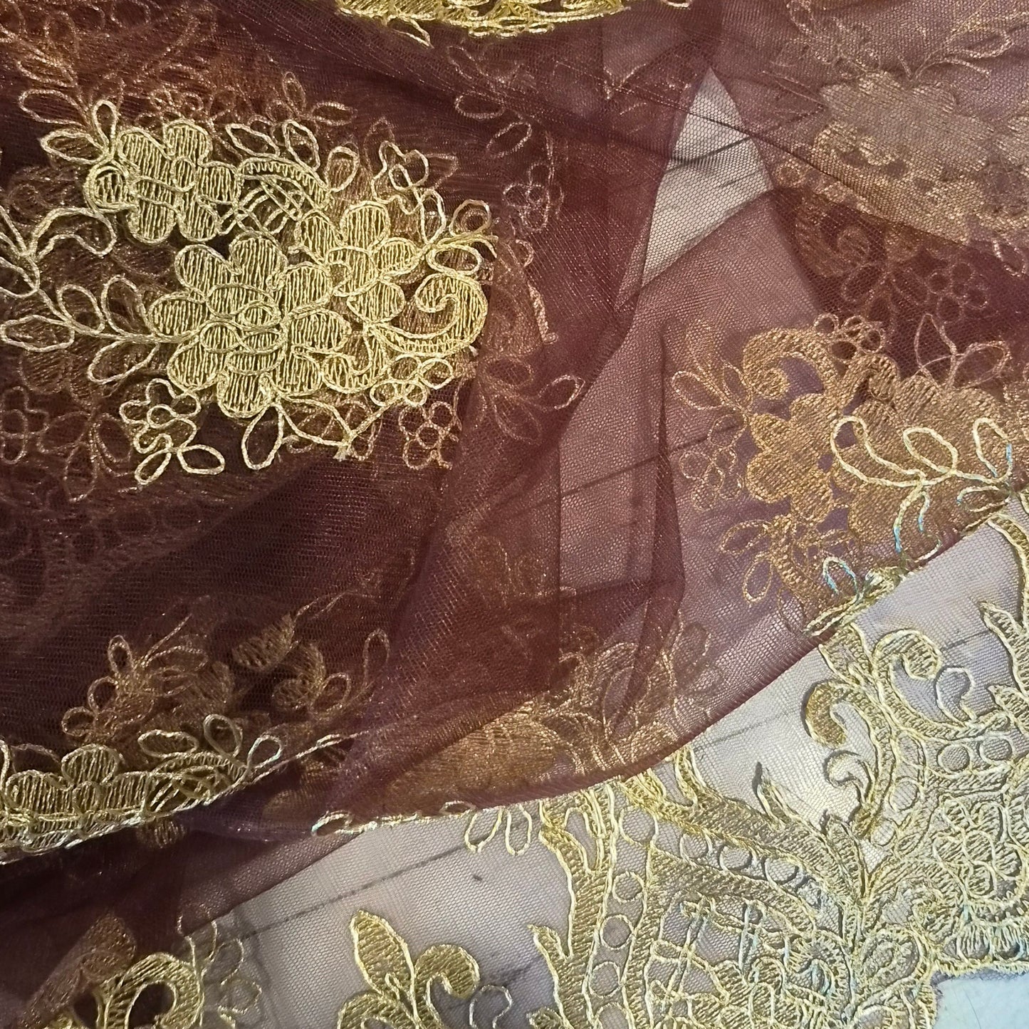 1.9m Gold and burgundy corded lace mesh